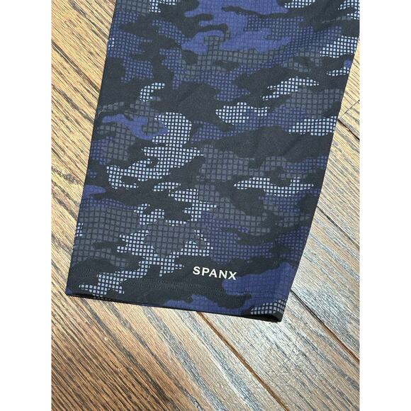 SPANX Active Compression High Waist Geo Camo Blue/Black Crop Leggings Size Large - Picture 4 of 8